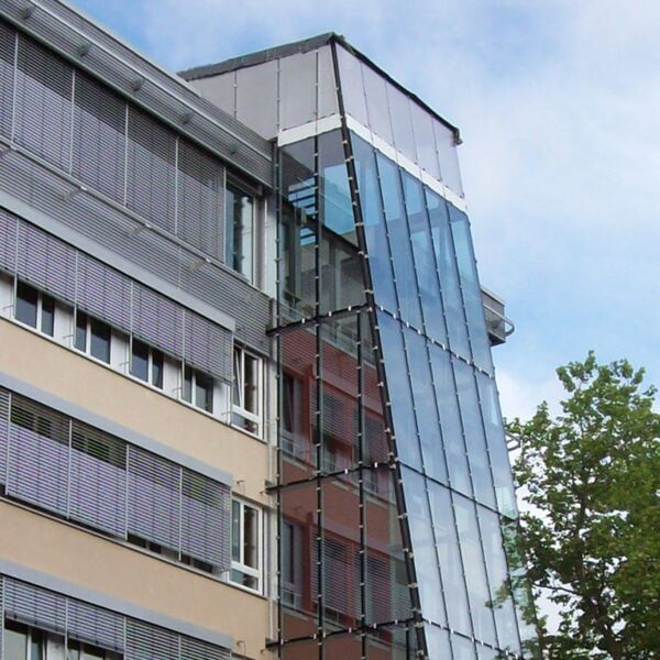 Auffällige Fassaden mit Glas und Aluminium
