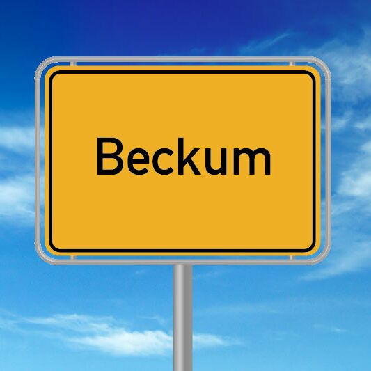 Ortsschild von Beckum. Im Hintergrund blauer Himmel.