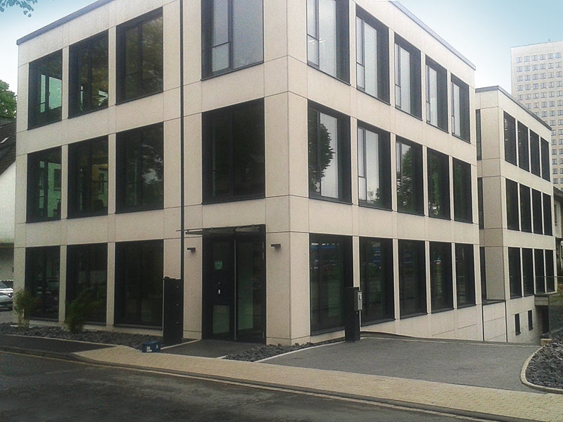 Bürogebäude mit großen Glasfenstern