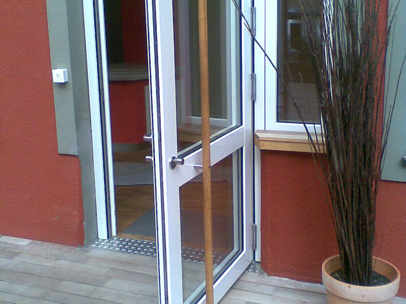 Eingangsbereich mit Aluminium und Glas