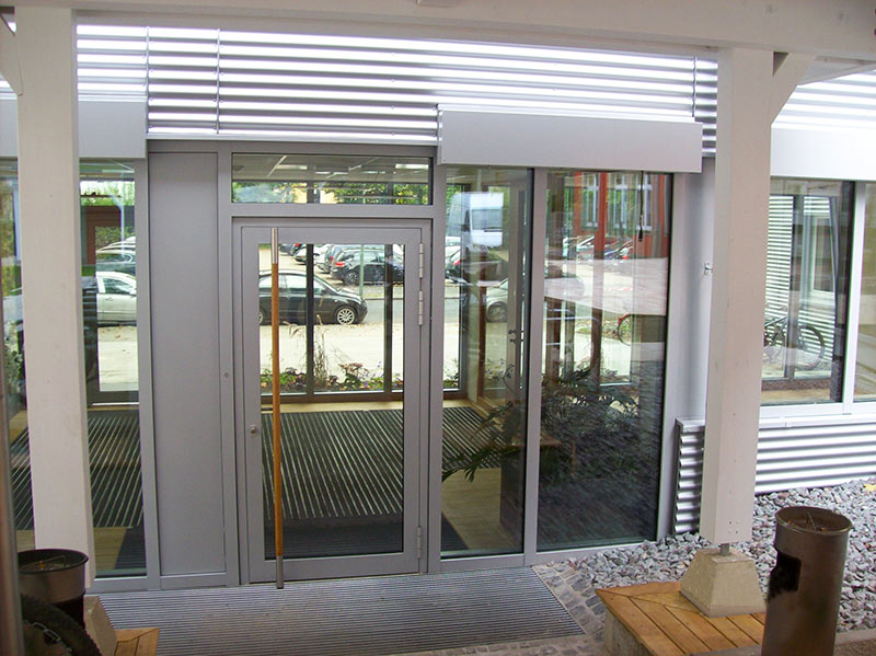 Eingangsbereich mit Aluminium und Glas