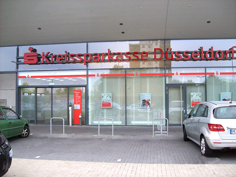 Eingangsbereich Sparkasse Düsseldorf mit Aluminium