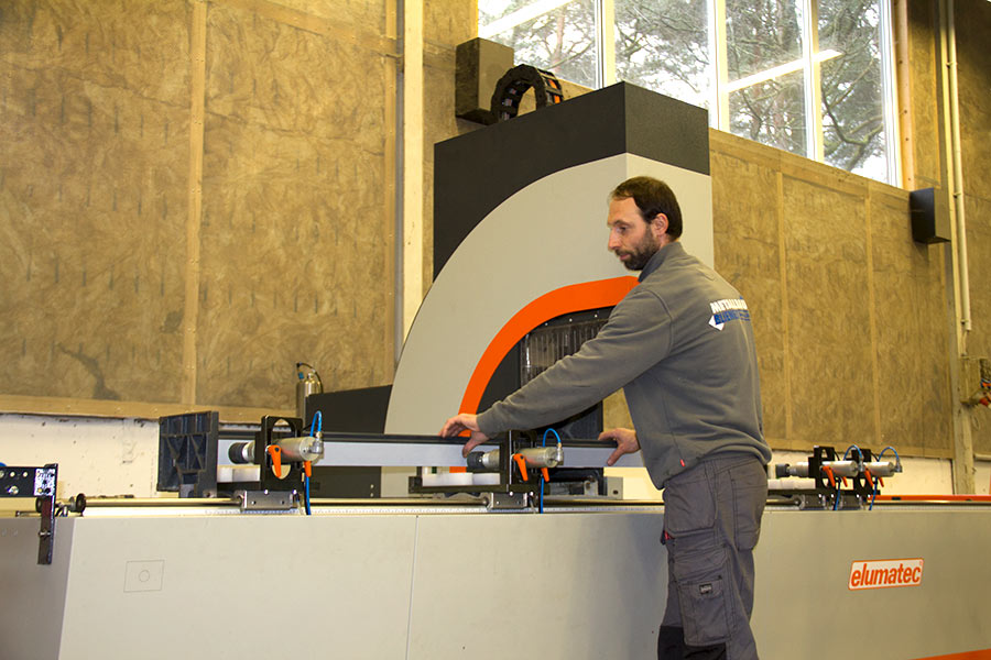 Mitarbeiter Metallbau Blienert an elumatec Stabbearbeitungszentrum